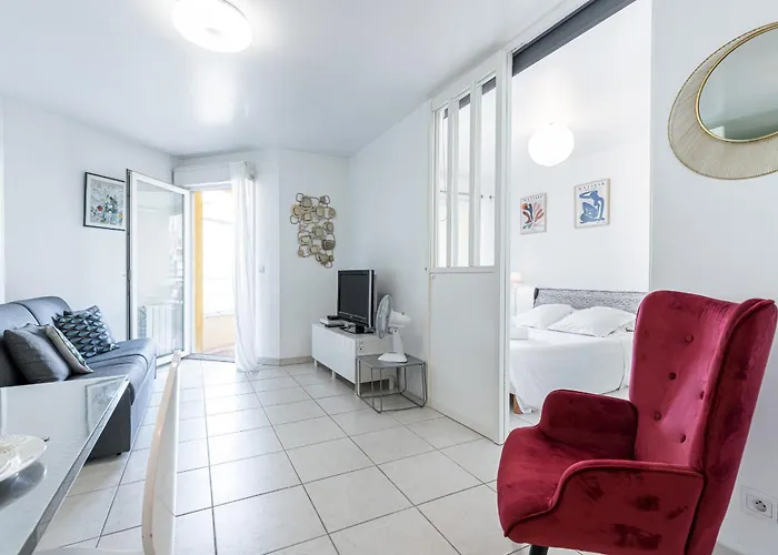 Quiet 1 Bdr Port! Close Place Du Pin Garibaldi *